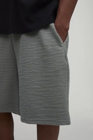 Pantalón corto con textura - GRIS